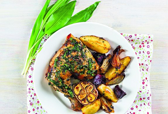 Kuře pečené s pestem z medvědího česneku a zeleninou